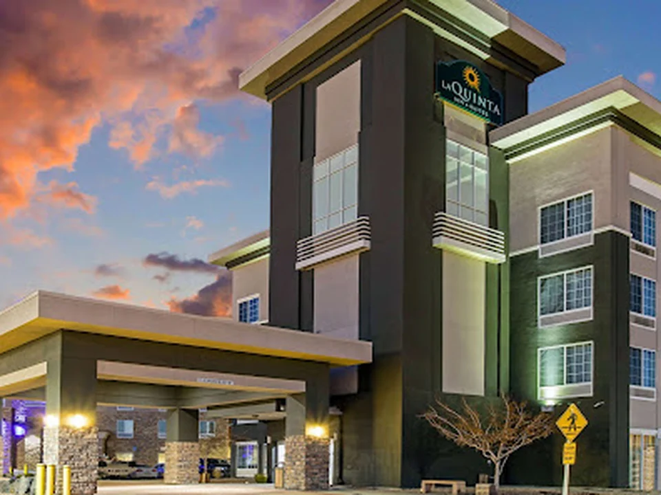 La Quinta Inn & Suites by Wyndham Denver Gateway Park